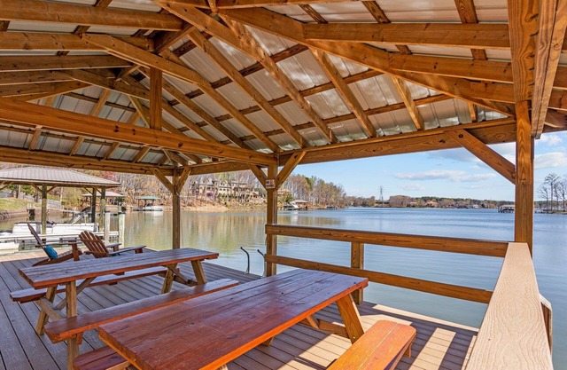 Peaceful Lake Norman Log Cabin on the Main Channel