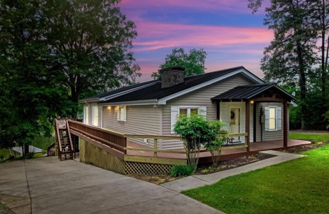 Peaceful Lakefront Retreat: private dock, deck, arcade and more!