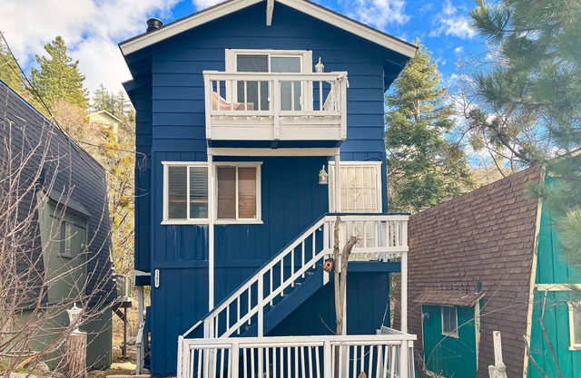 Peaceful mountain retreat with fireplace, balcony, & views - near skiing & lakes