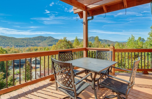 Peaceful Peaks: Nebo Log Cabin w/ Private Hot Tub!