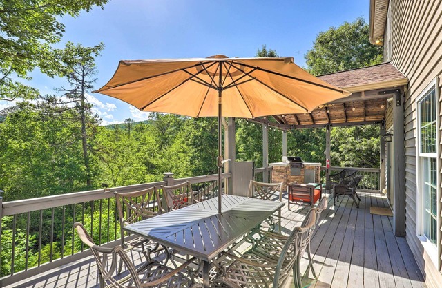 Peaceful Pisgah Mountain Getaway w/Hot Tub!