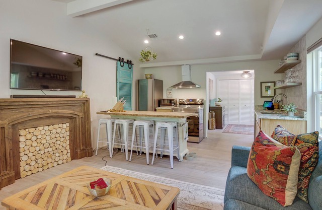 Peaceful Retreat: Conroe Cottage w/ Decks, Views!
