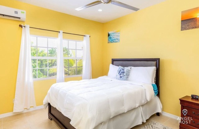 Peaceful Retreat, Lagoon Views, Near the Beach