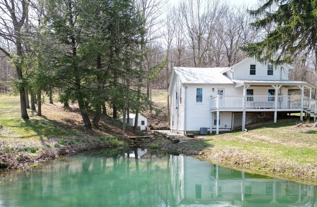 Peaceful, spacious retreat near Mohican, Mid-Ohio Race Track, and Mansfield.