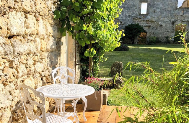 Peaceful Stay at the Gîte du Château Des Fours, in a Historic Setting in Cumont