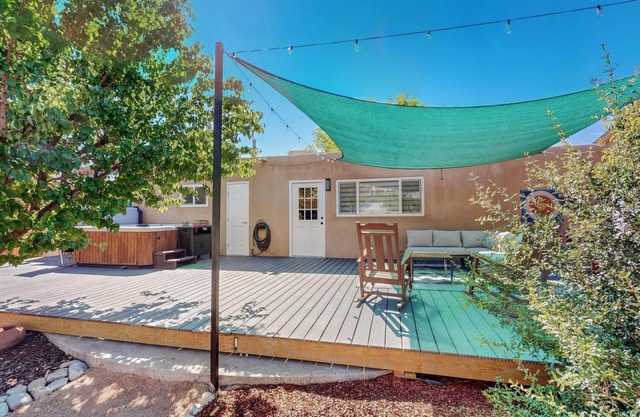 Peaceful Sunflower Escape, 3bd w/hot tub, grill, and mountain views!