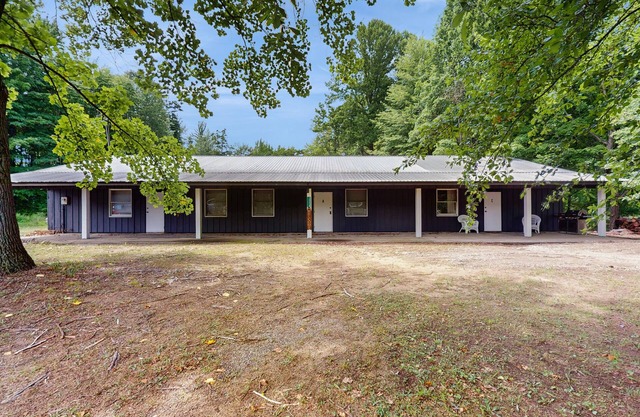 Peaceful wooded escape w/kitchenette, gas grill, WIFI, lakes & trails nearby