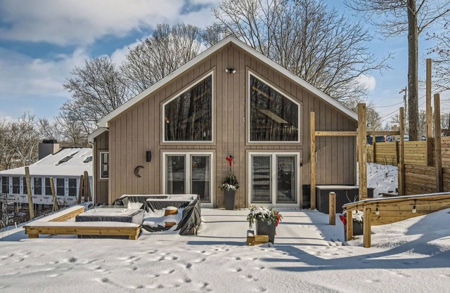 Peaceful Wooded River Retreat to relax, recharge and to make memories.