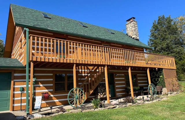 Peacefully loving retreat!nCabin in charming Lawrenceburg.n