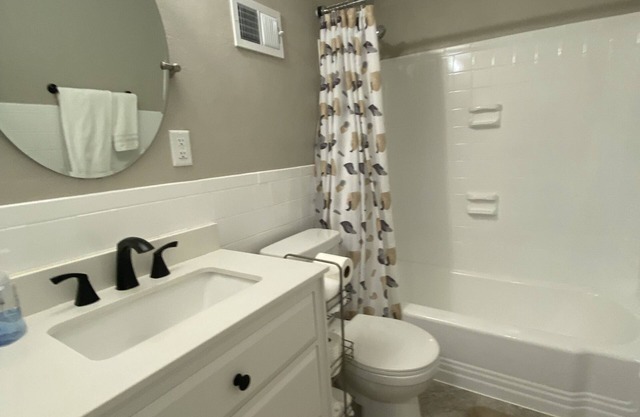 Peachtree City Ranch with full basement mother-in-law apartment.nn