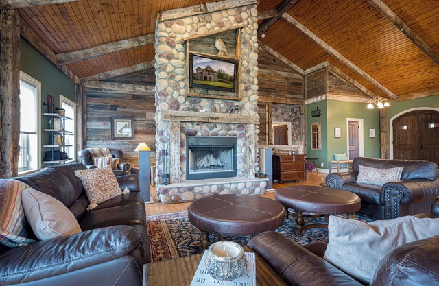 Peep the Leaves @ The Territory's BEST Lodge - Hot Tub! Fire Pit! Views!