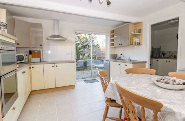 PELHAM HOUSE COTTAGE, family friendly, with open fire in Caistor