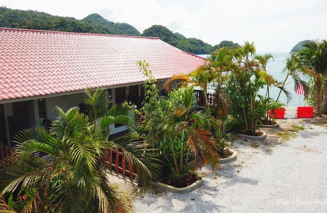 Penarak Bamboo Beach Motel