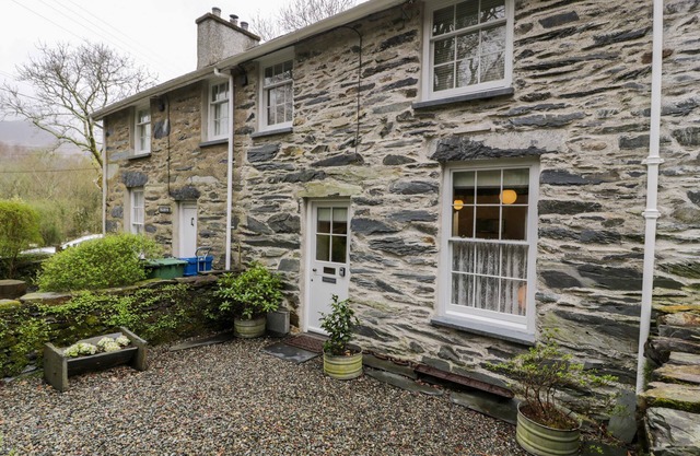 PENIEL COTTAGE, pet friendly, character holiday cottage in Beddgelert