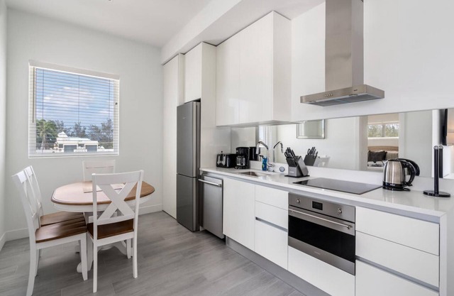 Penthouse 2BR 2bth Apt w Rooftop Pool Near Beach
