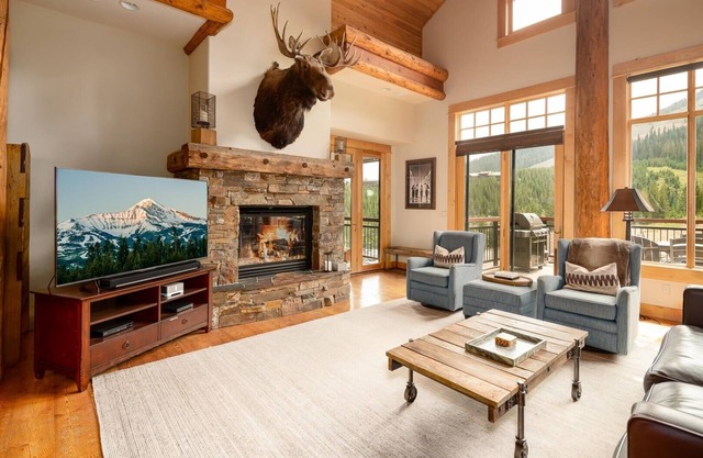 Penthouse 3 (3-Bedroom) with Mountain view by Moonlight Basin Lodging