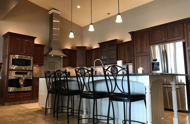 Penthouse 3 Bed Room 2 Bath Luxury Penthouse Condo Lake Erie Beach & Indoor Pool