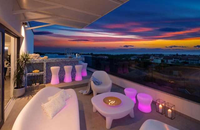 Penthouse Blue Horizon- a luxury penthouse with infinity pool, hot tub and sea views!