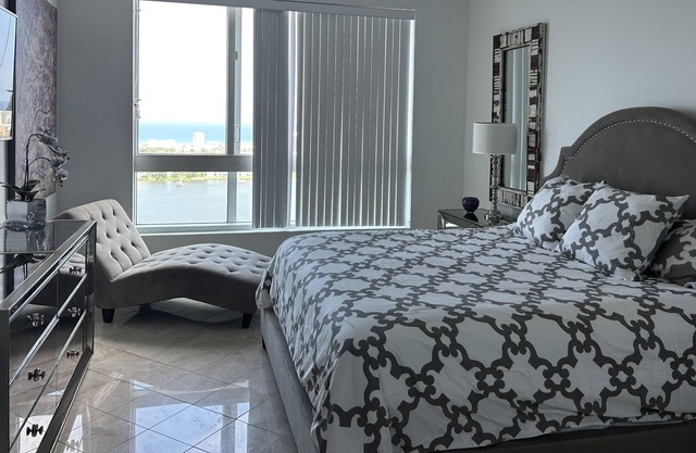 Penthouse with Ocean, beach and river views ! Minutes to world famous beach