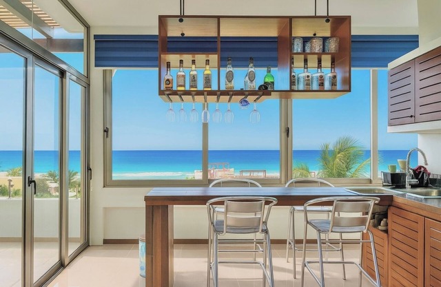 Penthouse with sea view 90 m from the beach