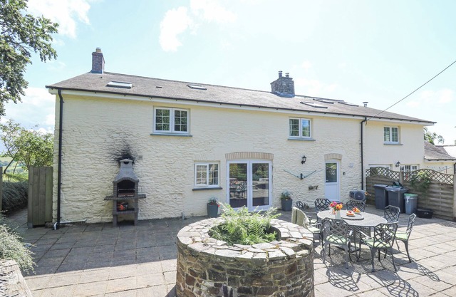 PENUWCH FACH, pet friendly, character holiday cottage in Aberystwyth