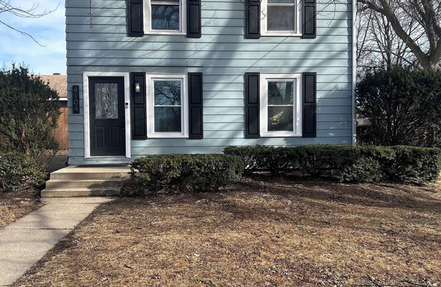 Peoria Heights 3BR/3BA Home – WiFi, Family-Friendly, Convenient