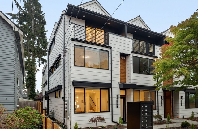 Perch - Ballard Bliss: Great Ballard location! Spacious 3BR w/parking