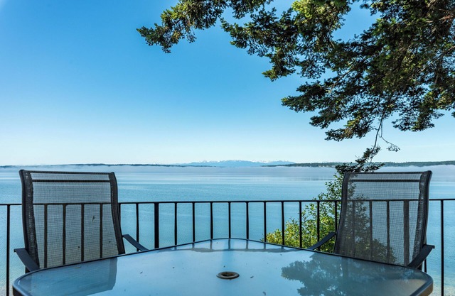 Perch - Breezy Point Hideout: Waterfront w/Beach, Hot Tub, Kayak, Paddle