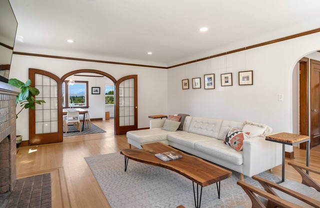 Perch - Phinney Ridge Vintage Charm: Enjoy Stunning Olympic Mountain Views