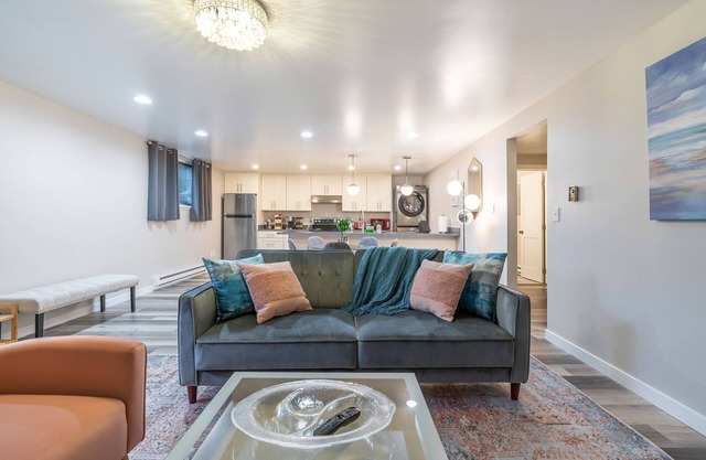 Perch - Queen Ann Flat: Spacious and Cozy 2BR home w/Parking