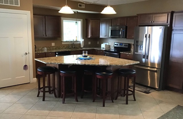 PERFECT 2br/2ba Lakeview Condo-Open concept-9/10,2025-4/20, 2026 rent 3/4th free