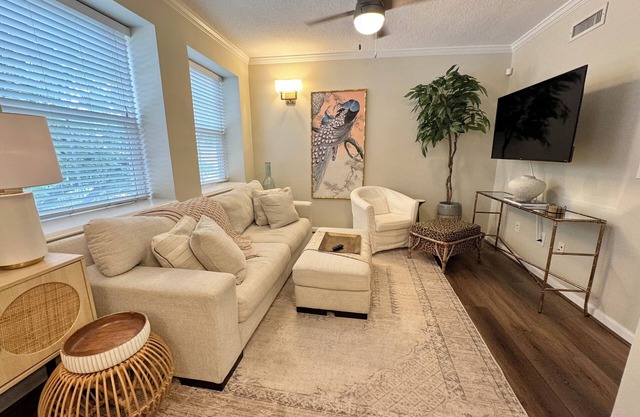 Perfect 2BR Condo in Downtown Auburn! 2 min walk to campus + 2 Parking Passes!