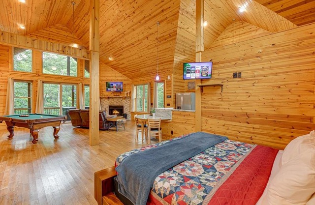 Perfect Couples Cabin w 2 Person Spa Bath