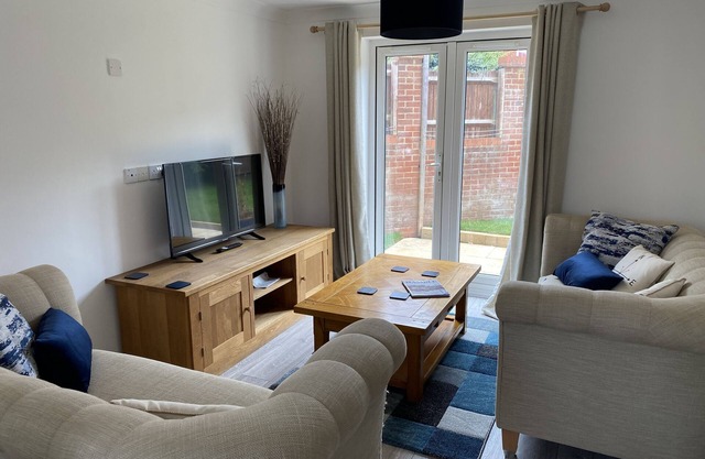 Perfect crew-house or for business trips. Sleeps 10, 5mins from Hamble Village