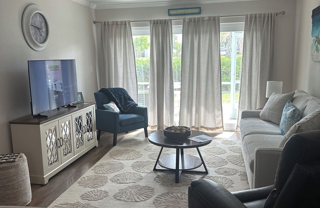 Perfect FL Longboat Key Getaway, steps from the Gulf! Sleeps 4