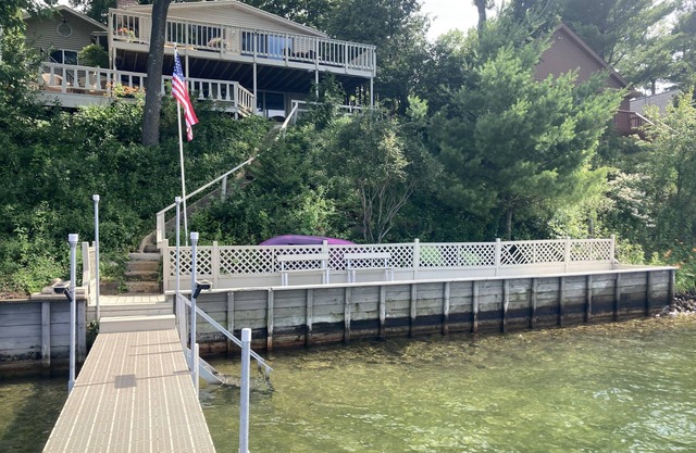 Perfect LakeHome w/Amazing Views of Big Silver Lake w/Kayaks Hot tub &Maui Mat