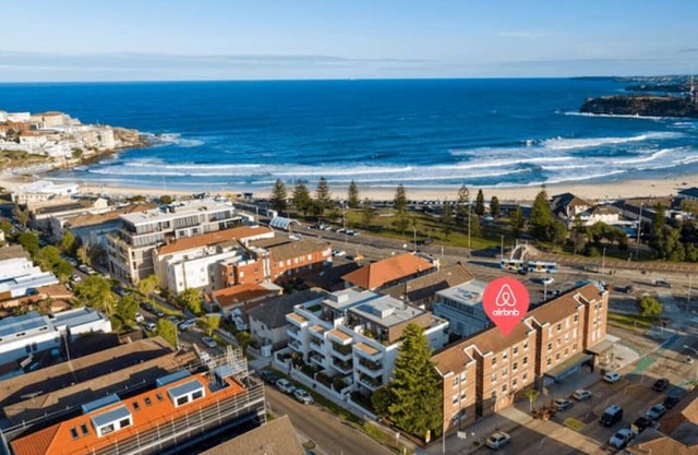 Perfect Location in Bondi Beach ~ 2 Mins to the Beach ~ Queen Bed