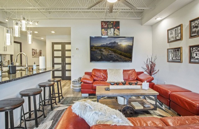 Perfect Luxury Condo in Midtown! Great Amenities!