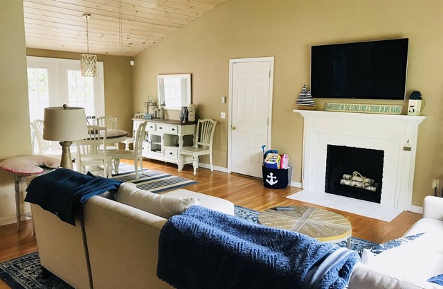 PERFECT RENOVATED CHATHAM RETREAT! CENTRAL AC, COMFORTABLY SLEEPS 6!