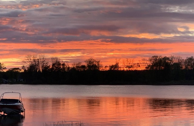 "Perfect Sunset" Waterfront Cottage Coldwater MI area. Nice all sports lake.