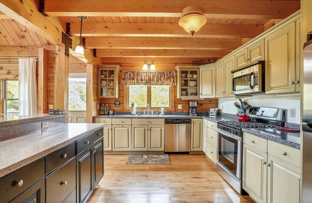 Perry Hill Escape: 3 br log cabin, wood fireplace, sauna, deck!