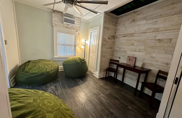 Pet friendly 1bd/1b unit with full kitchen