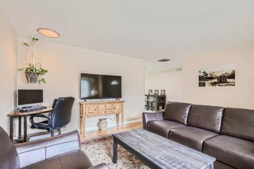 Pet Friendly 3 Bedroom Near to Red Rocks And Belmar In Denver