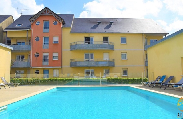 Pet-friendly Accommodation! Parking, Pool! Short Drive to Omaha Beach!