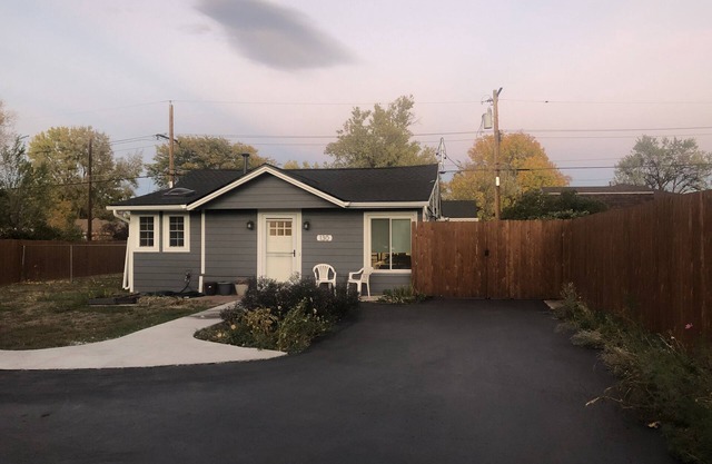 Pet friendly Bungalow. Close to Downtown and Mountains!
