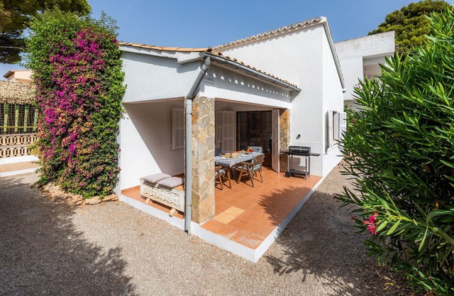 Pet-Friendly Chalet 'Cas Padrins' close to the Beach with Garden & Wi-Fi