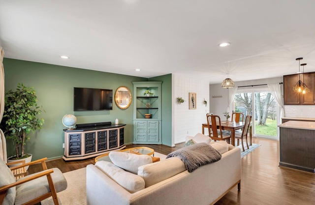 Pet Friendly Charming 2Br house, Open Floor Plan, Modern Kitchen, Office