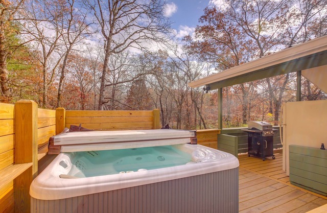 Pet-Friendly Chattanooga Cabin w/Hot Tub & Kayaks