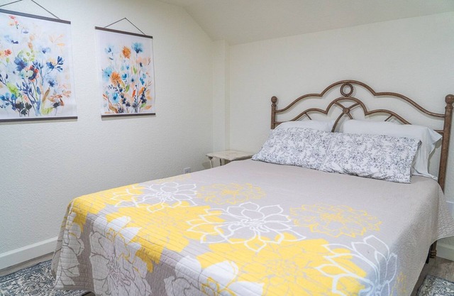 Pet Friendly Comfortable Apartment in Historic Deland