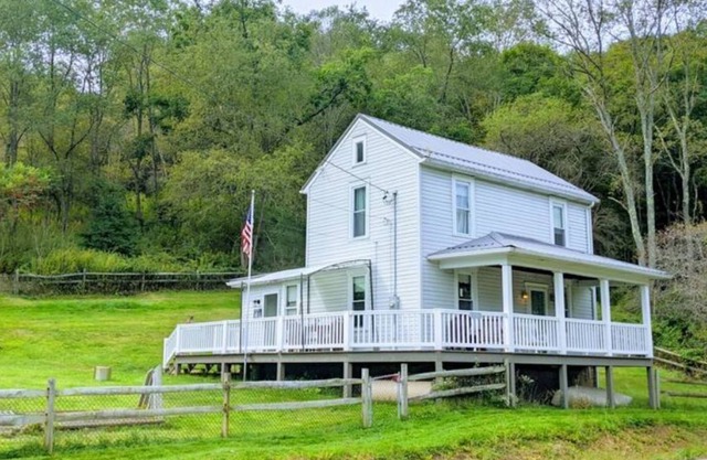 Pet-Friendly Farmhouse in Laurel Hill State Park
